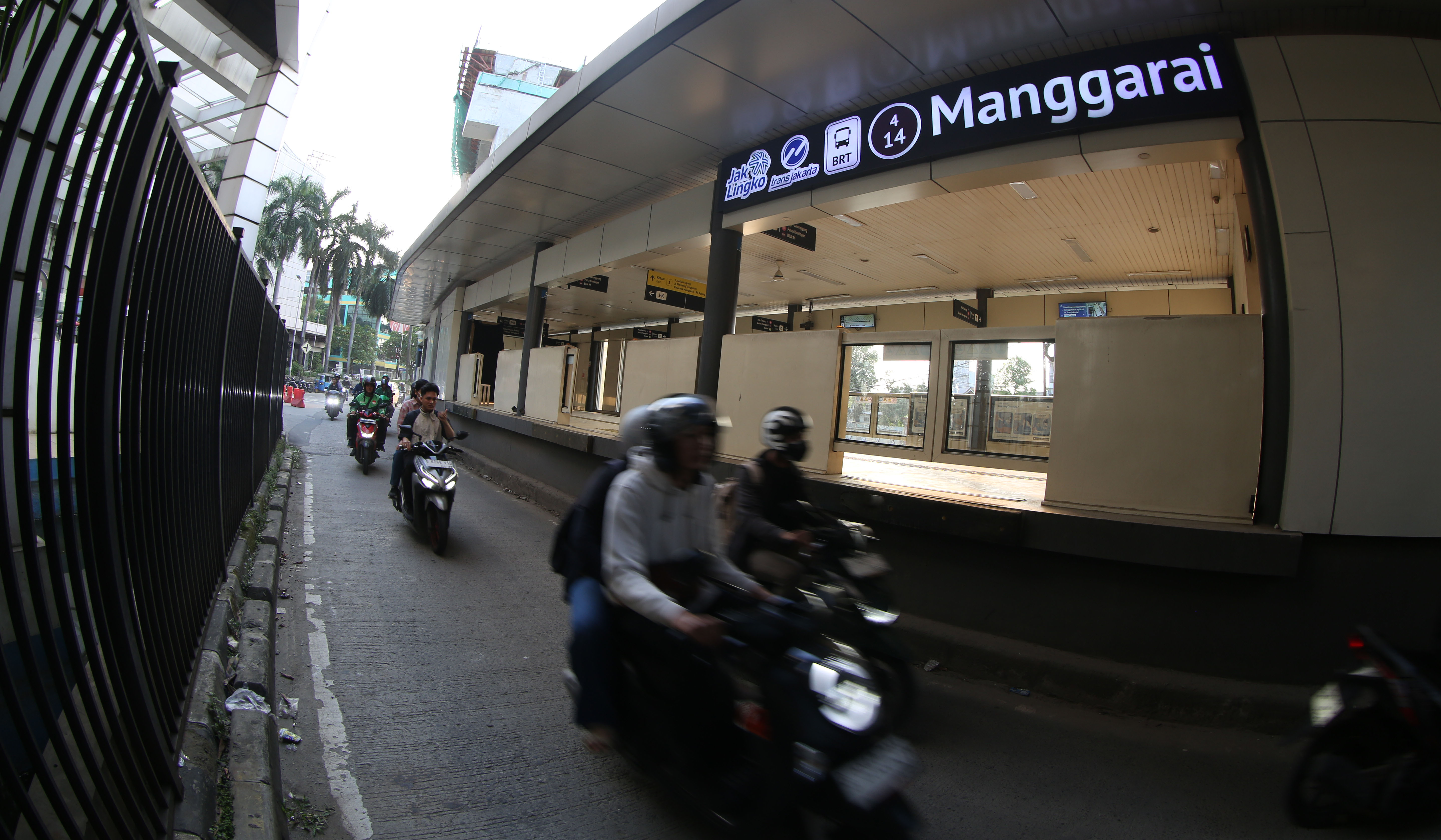 Penumpang saat akan keluar dari halte Manggarai. (Agus Priatna/SinPo.id)