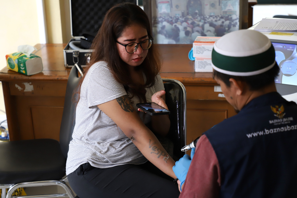 Baznas menggelar hapus tatto gratis selama bulan Suci Ramadan (Ashar/SinPo.id)