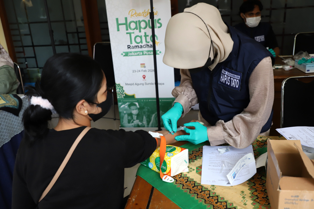Baznas menggelar hapus tatto gratis selama bulan Suci Ramadan (Ashar/SinPo.id)