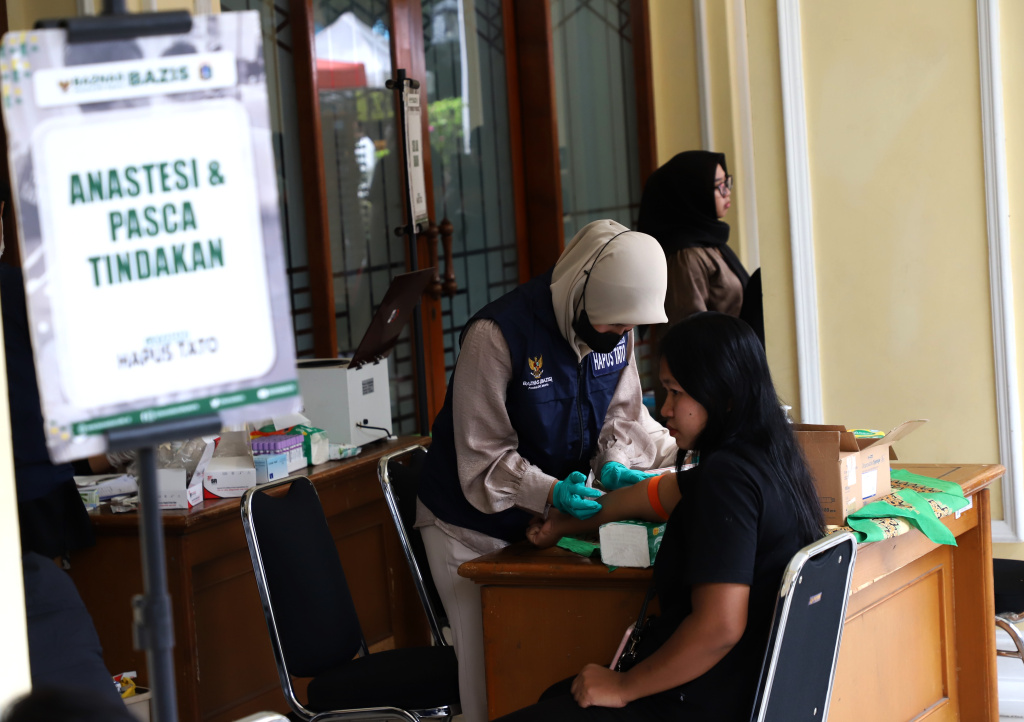 Baznas menggelar hapus tatto gratis selama bulan Suci Ramadan (Ashar/SinPo.id)