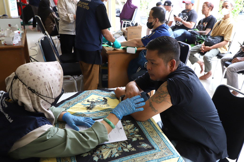 Baznas menggelar hapus tatto gratis selama bulan Suci Ramadan (Ashar/SinPo.id)