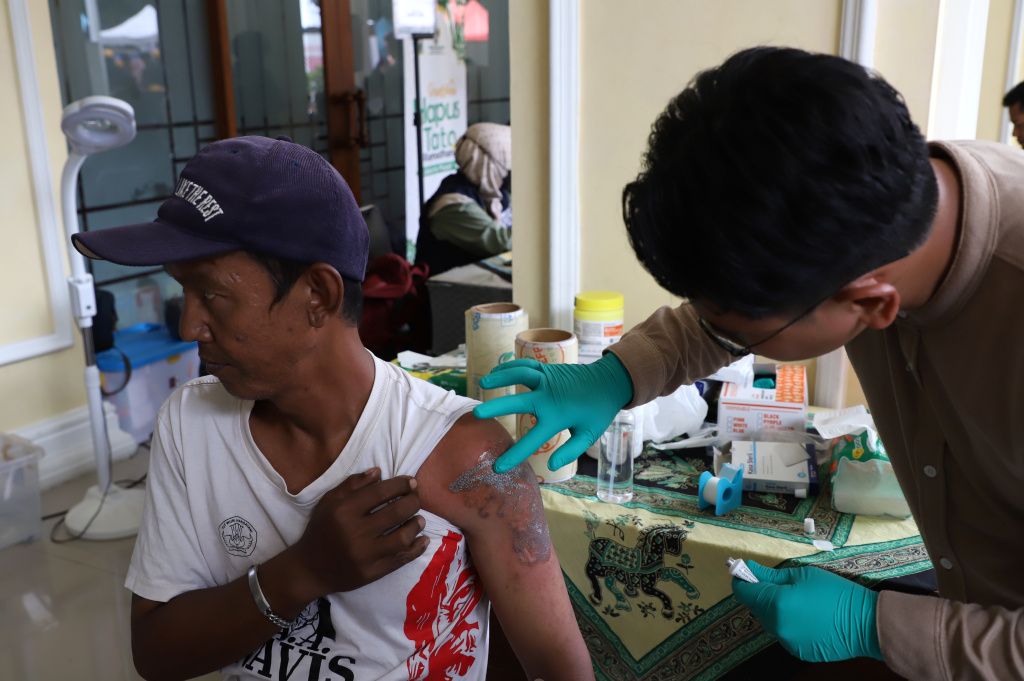 Baznas menggelar hapus tatto gratis selama bulan Suci Ramadan (Ashar/SinPo.id)