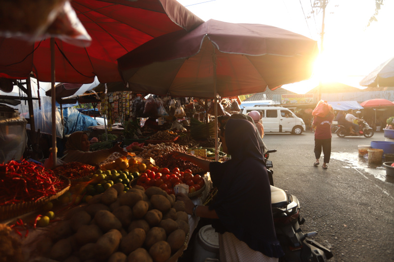 Harga bawang merah turun di Pasar Kebayoran Lama (Ashar/SinPo.id)