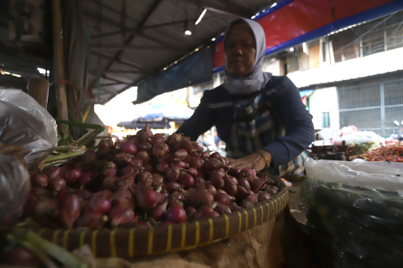 Harga bawang merah turun di Pasar Kebayoran Lama (Ashar/SinPo.id)