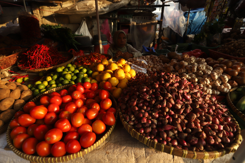 Harga bawang merah turun di Pasar Kebayoran Lama (Ashar/SinPo.id)