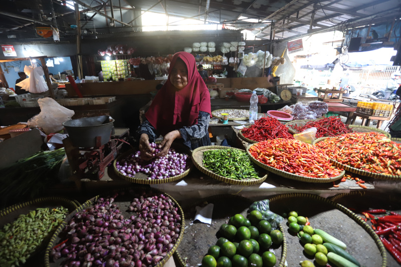 Harga bawang merah turun di Pasar Kebayoran Lama (Ashar/SinPo.id)