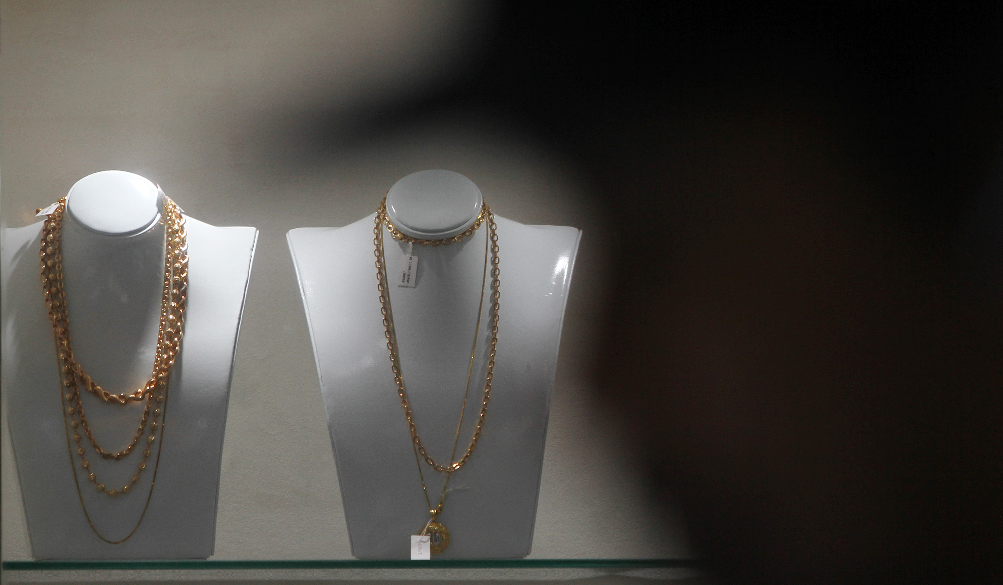 Pekerja menunjukkan emas batangan di Galeri24 Pegadaian. (Agus Priatna/SinPo.id)