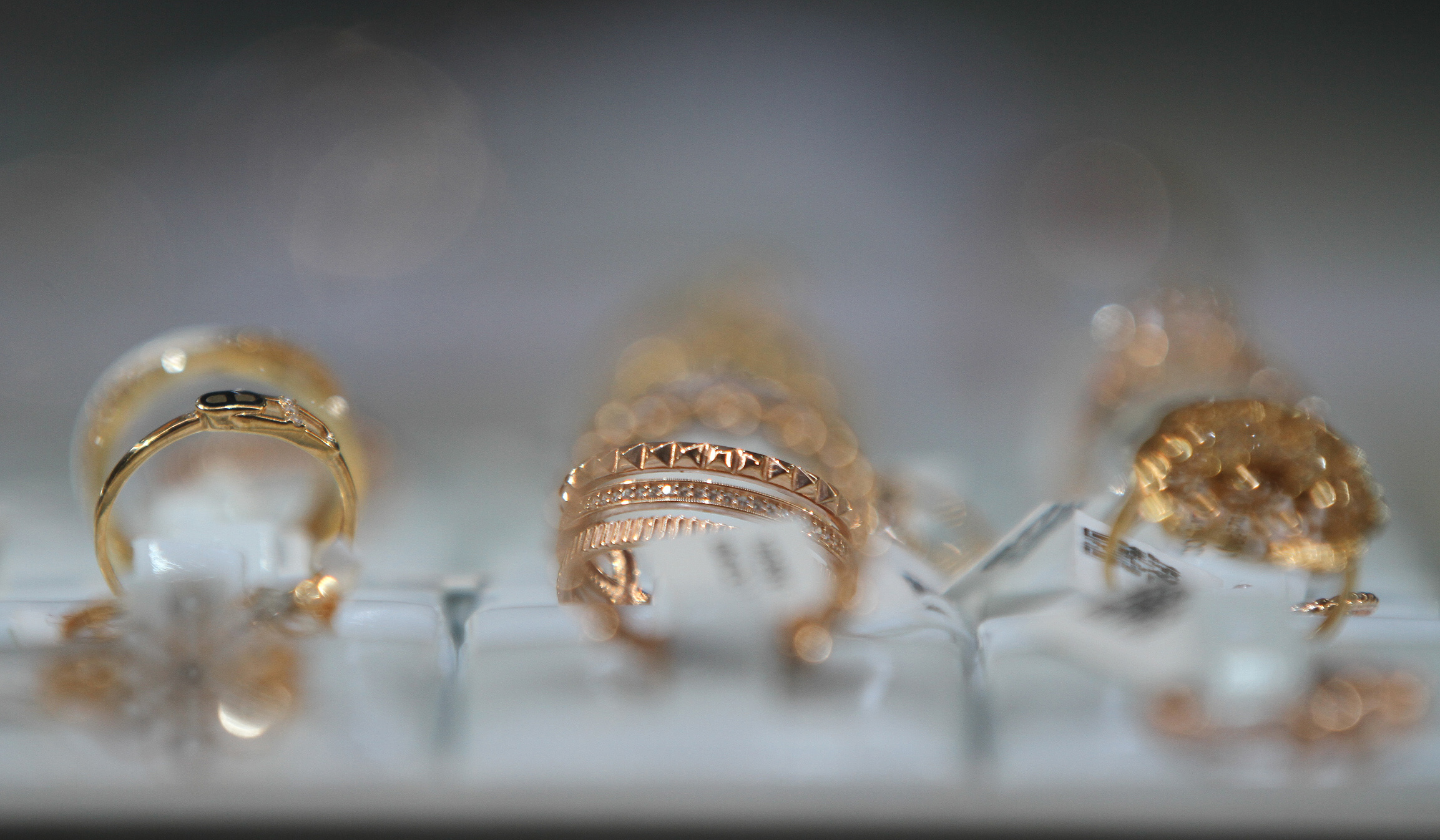 Pekerja menunjukkan emas batangan di Galeri24 Pegadaian. (Agus Priatna/SinPo.id)