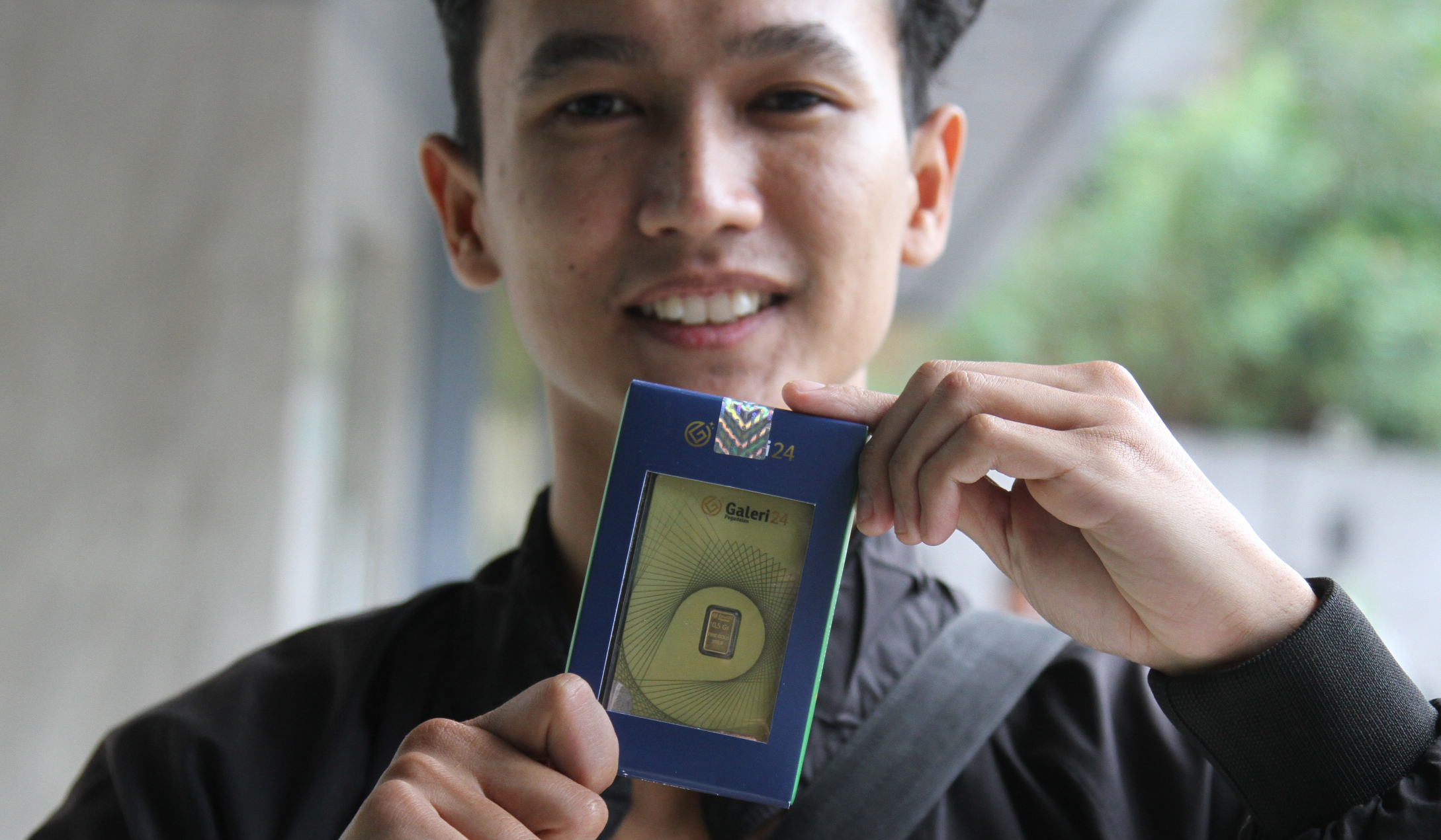 Pekerja menunjukkan emas batangan di Galeri24 Pegadaian. (Agus Priatna/SinPo.id)