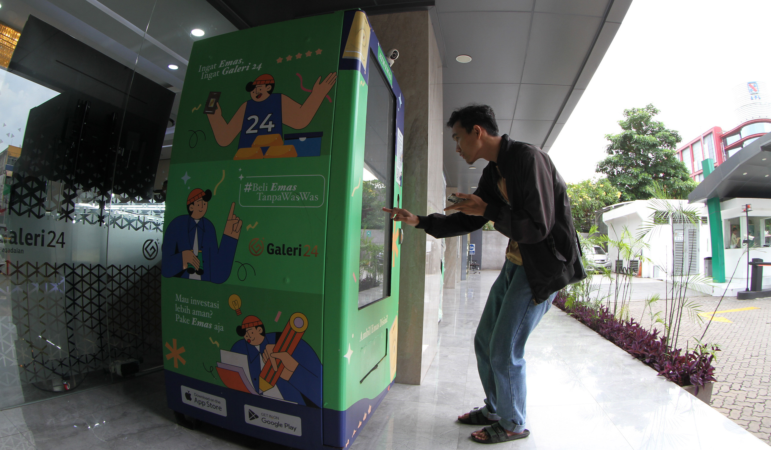 Pekerja menunjukkan emas batangan di Galeri24 Pegadaian. (Agus Priatna/SinPo.id)