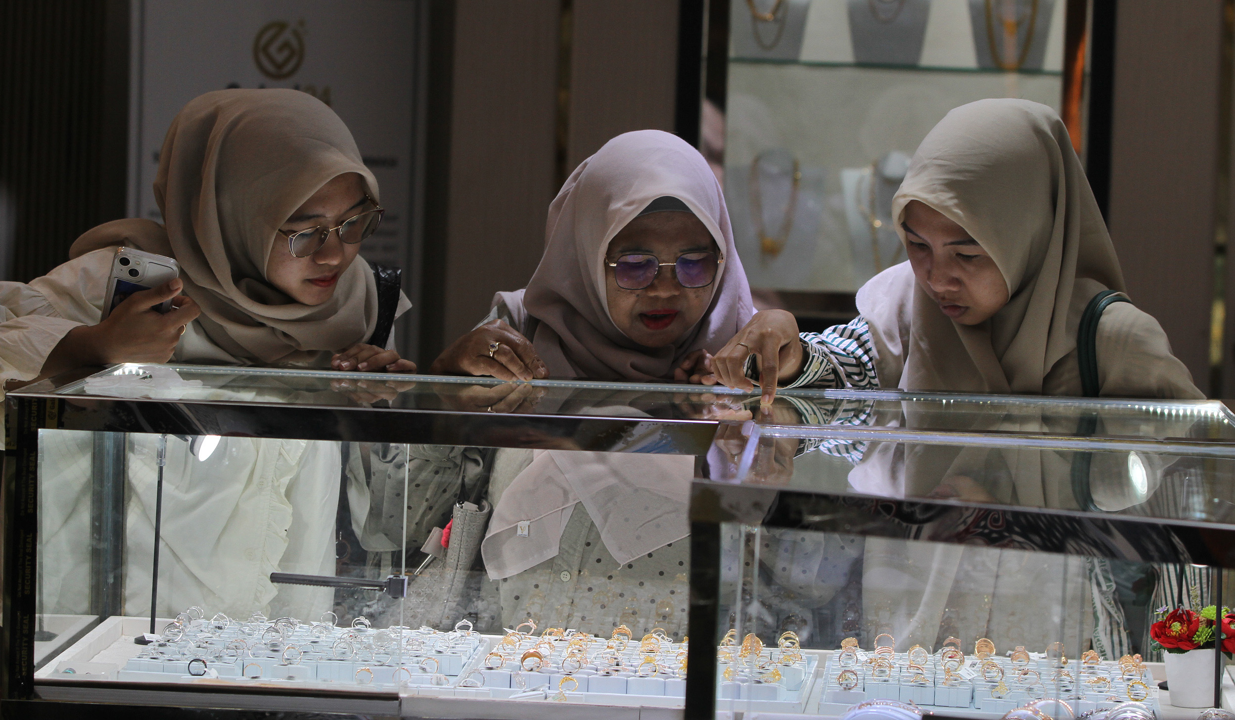 Pekerja menunjukkan emas batangan di Galeri24 Pegadaian. (Agus Priatna/SinPo.id)