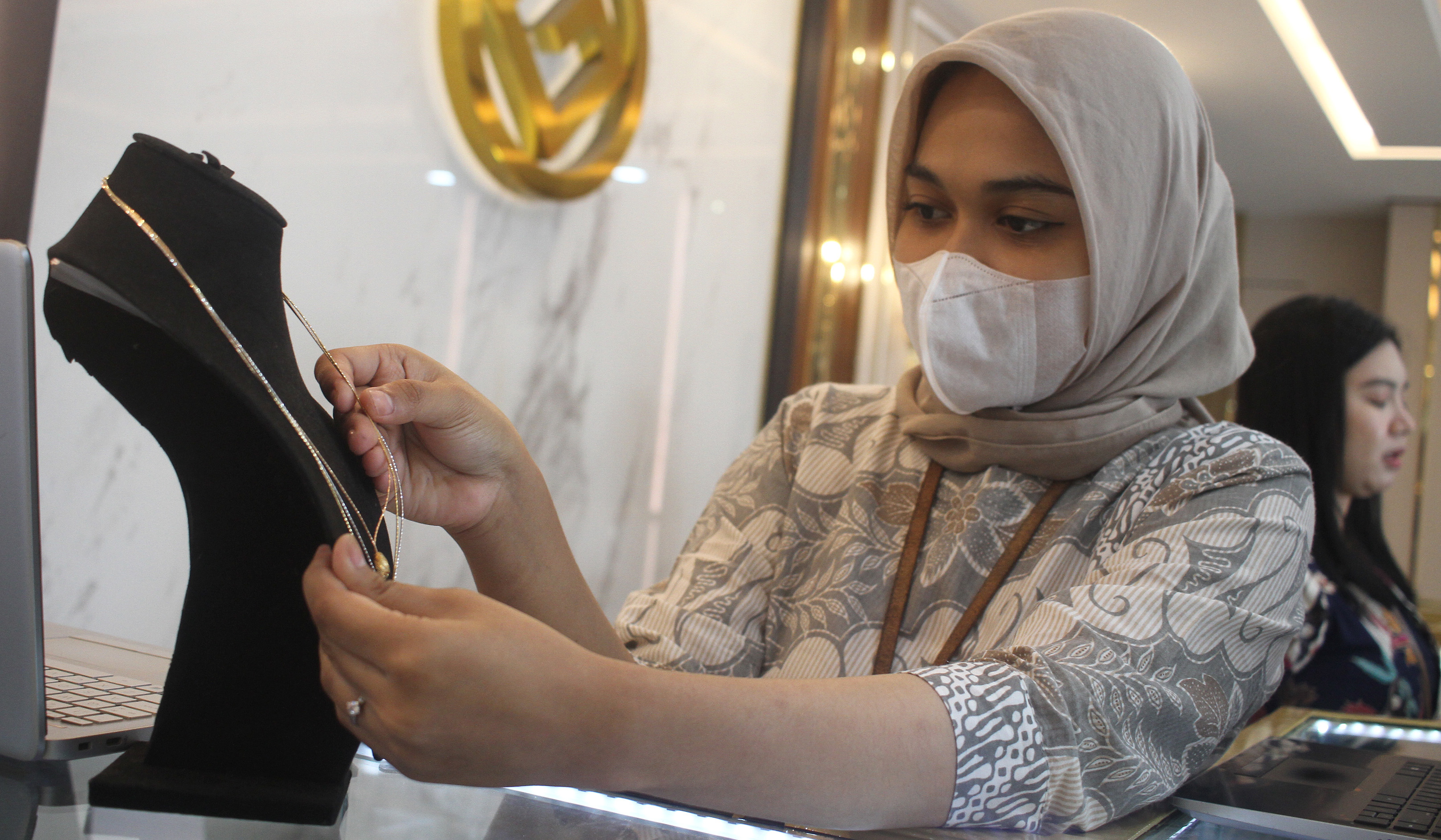 Penjualan emas perhiasan. (Agus Priatna/SinPo.id)