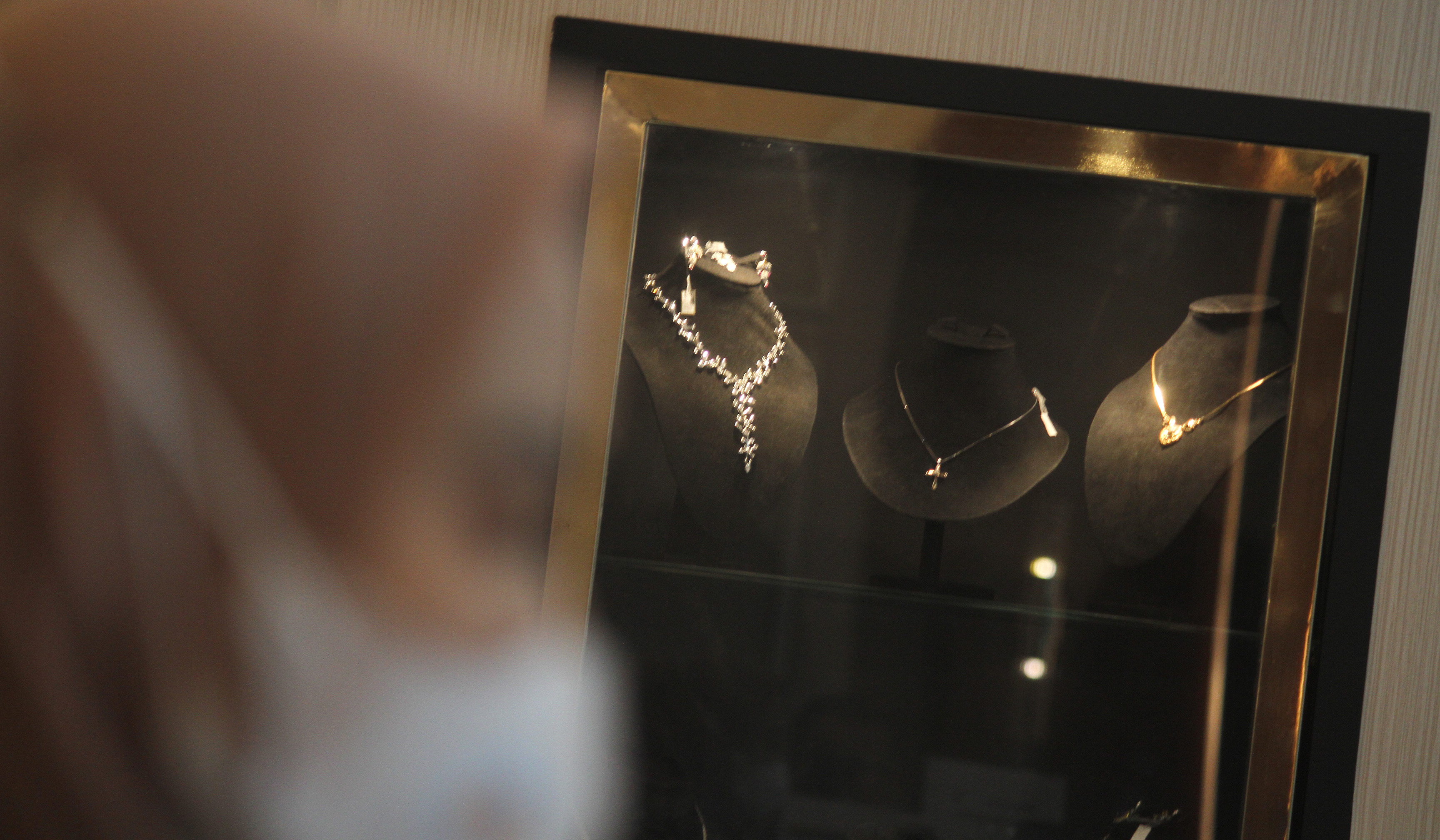 Penjualan emas perhiasan. (Agus Priatna/SinPo.id)