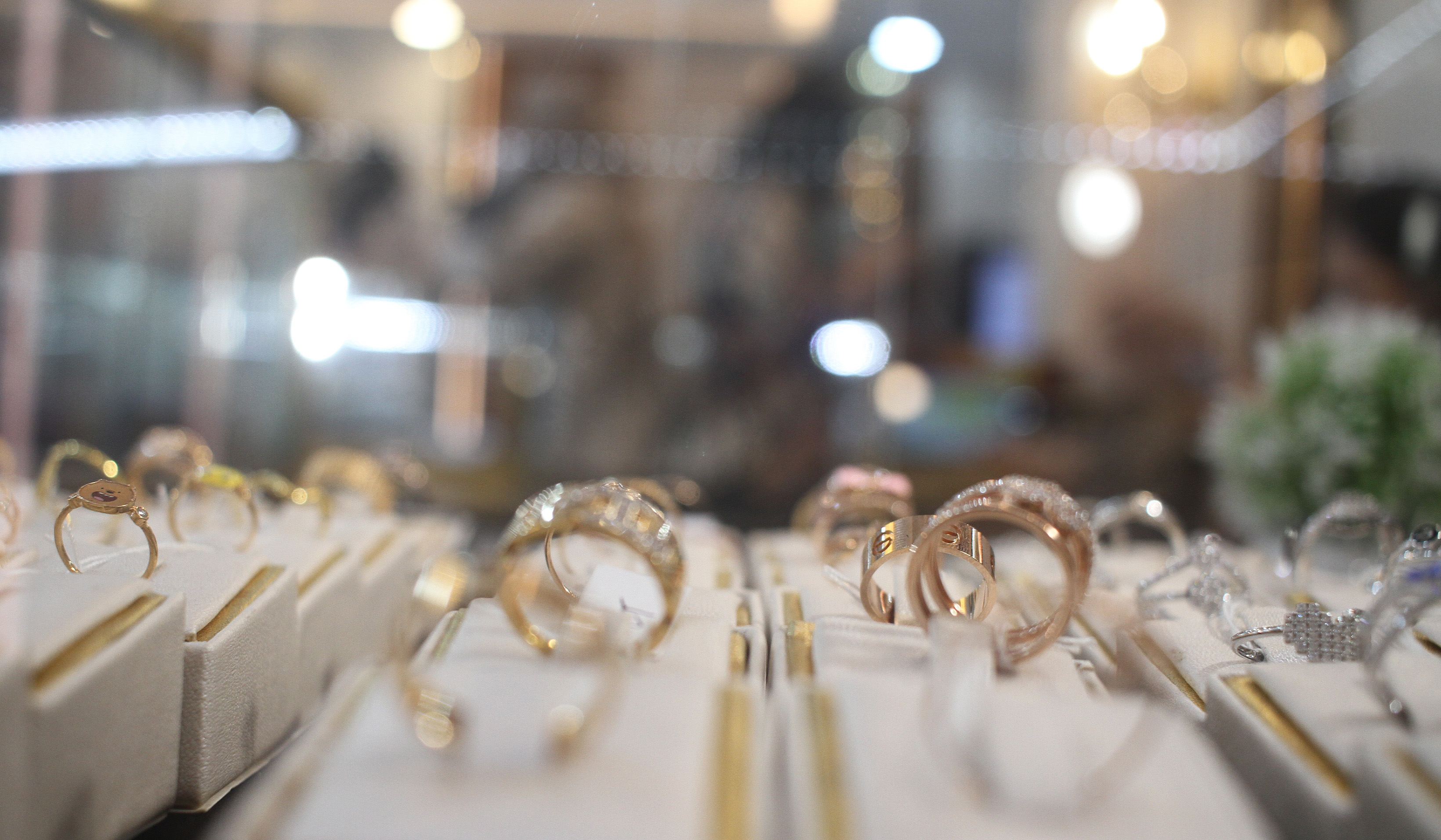 Penjualan emas perhiasan. (Agus Priatna/SinPo.id)