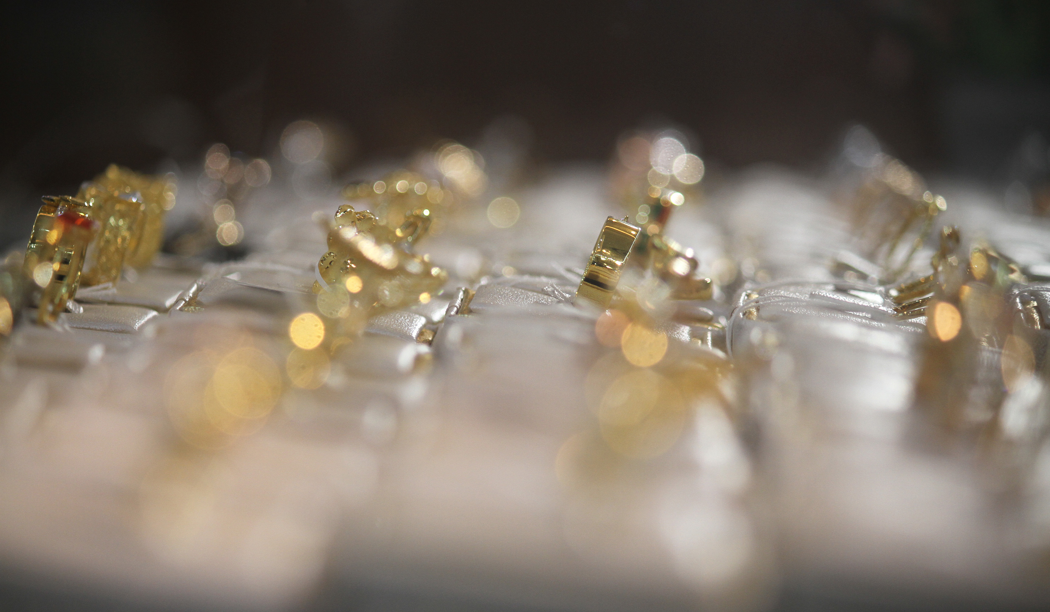 Penjualan emas perhiasan. (Agus Priatna/SinPo.id)