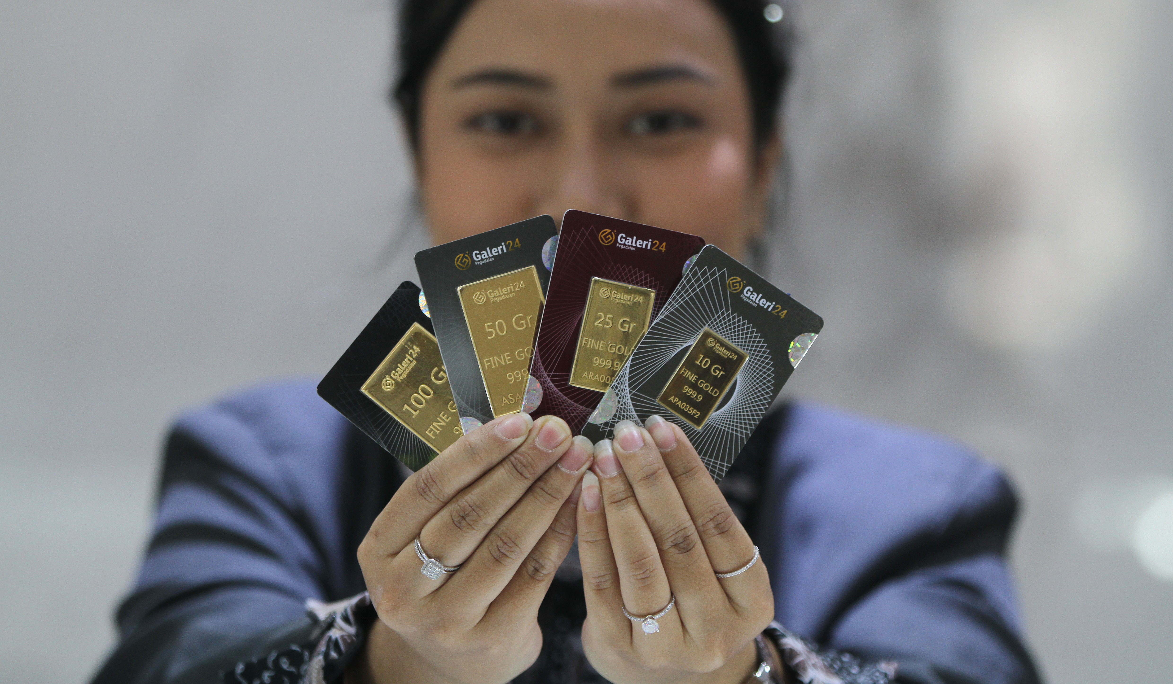 Pramuniaga menunjukkan emas Galeri 24. (Agus Priatna/SinPo.id)