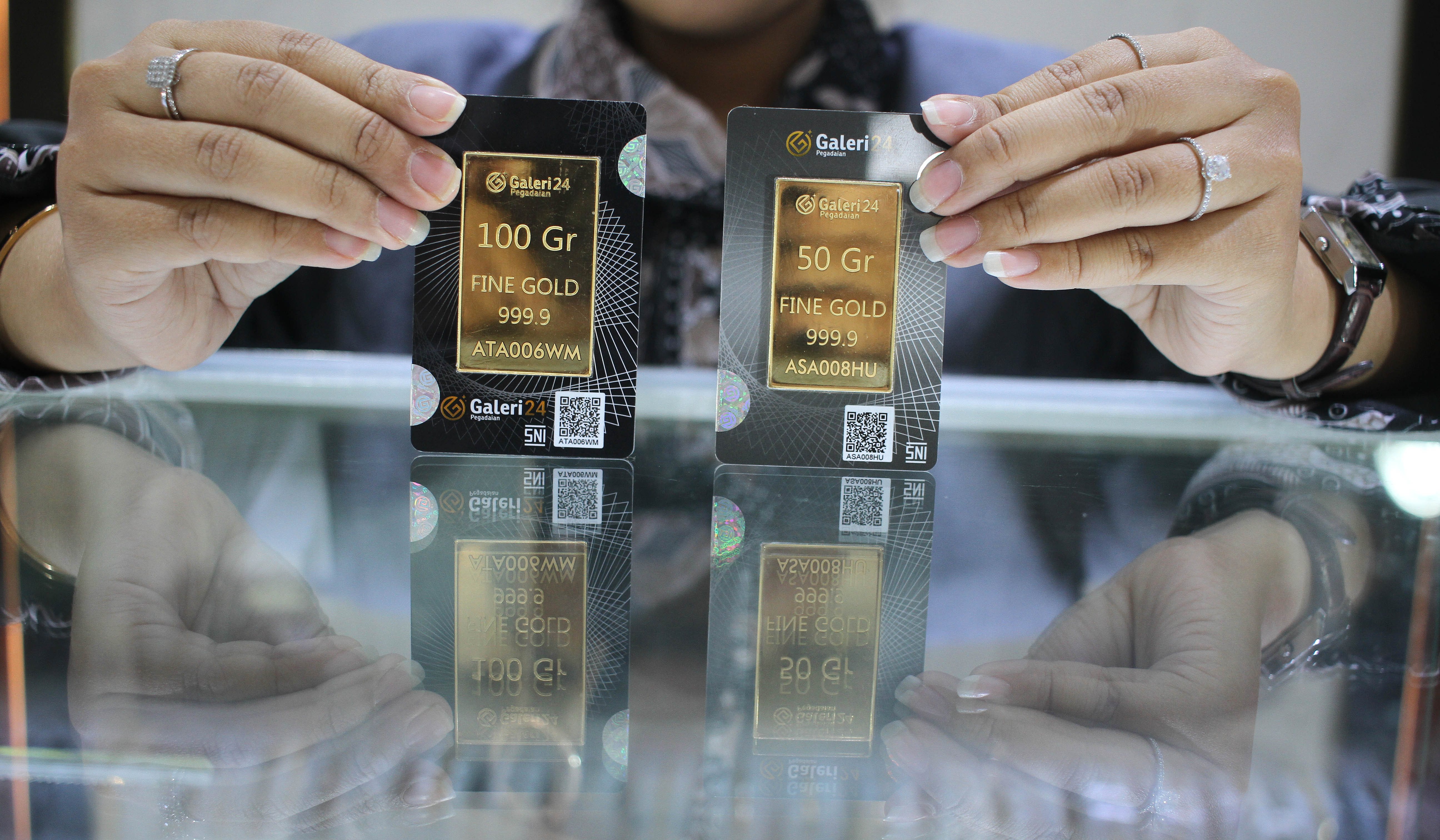 Pramuniaga menunjukkan emas Galeri 24. (Agus Priatna/SinPo.id)