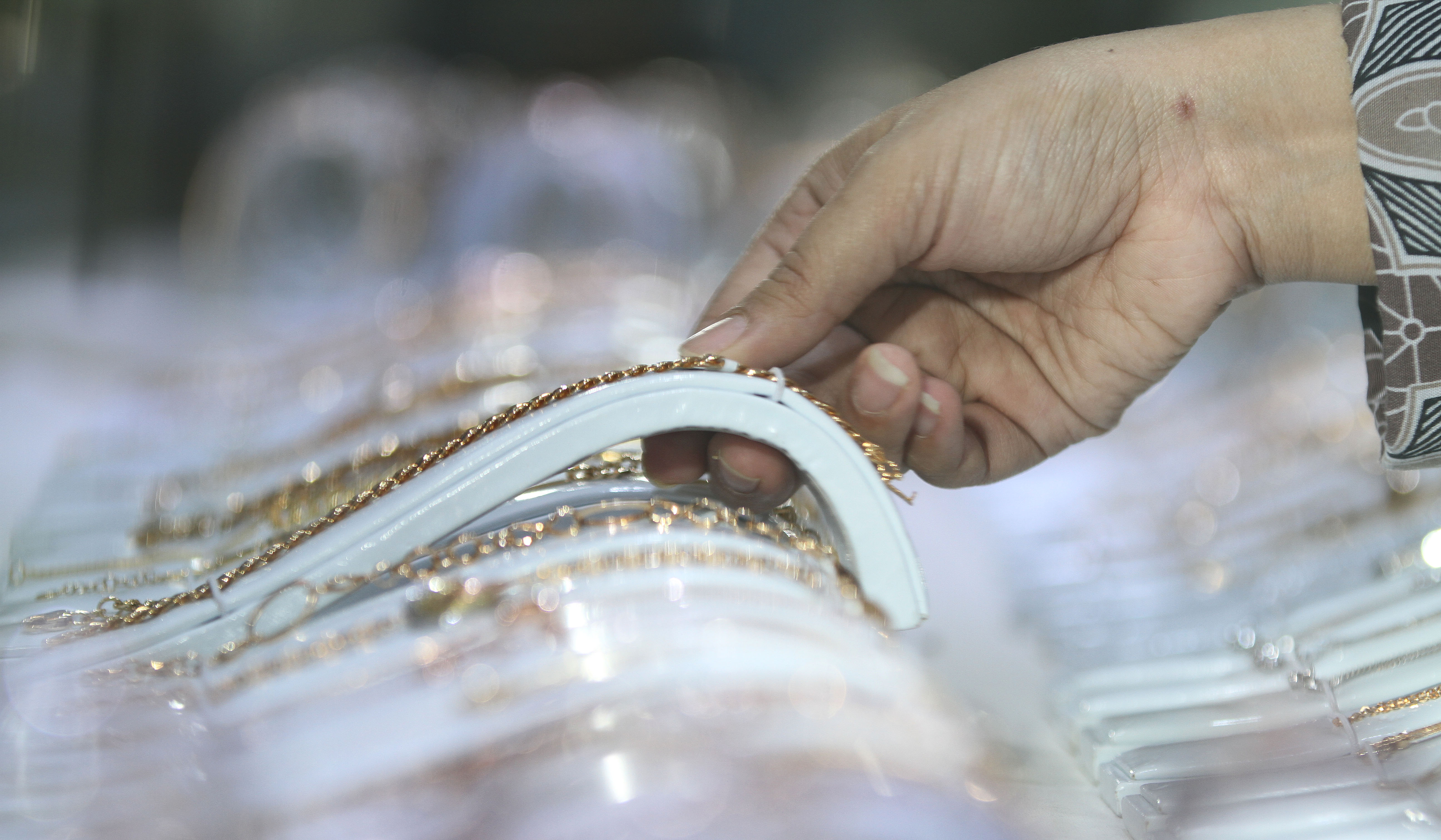 Pramuniaga menunjukkan emas Galeri 24. (Agus Priatna/SinPo.id)