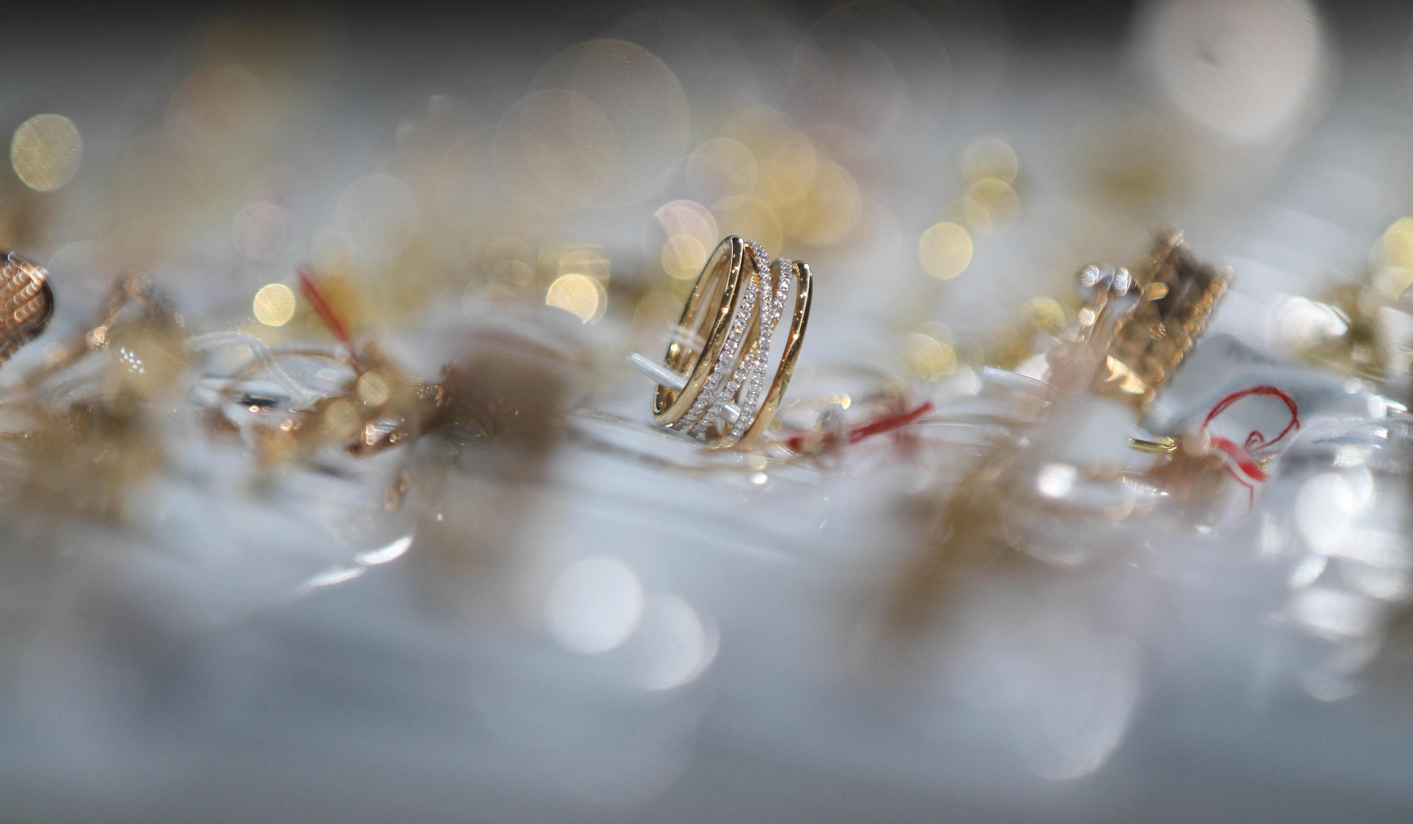 Pramuniaga menunjukkan emas Galeri 24. (Agus Priatna/SinPo.id)