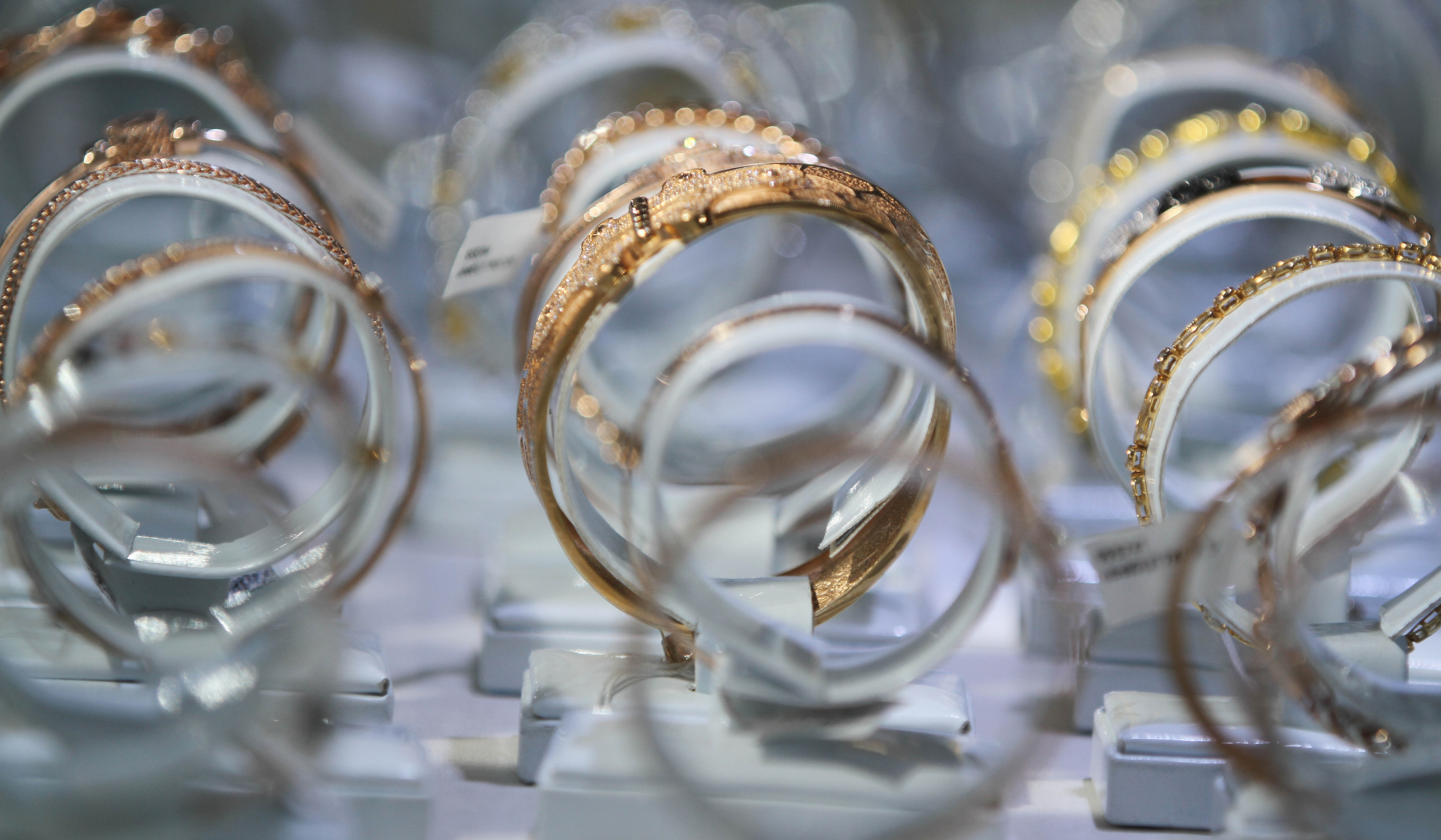 Pramuniaga menunjukkan emas Galeri 24. (Agus Priatna/SinPo.id)