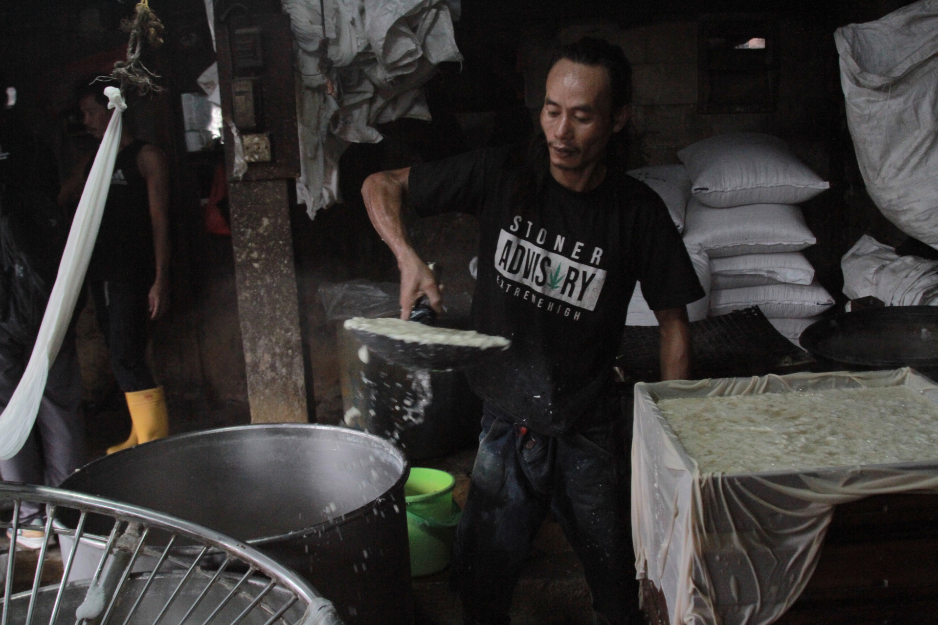 Para pekerja menyelesaikan pembuatan tahu di pabrik tahu Srengseng (Ashar/SinPo.id)