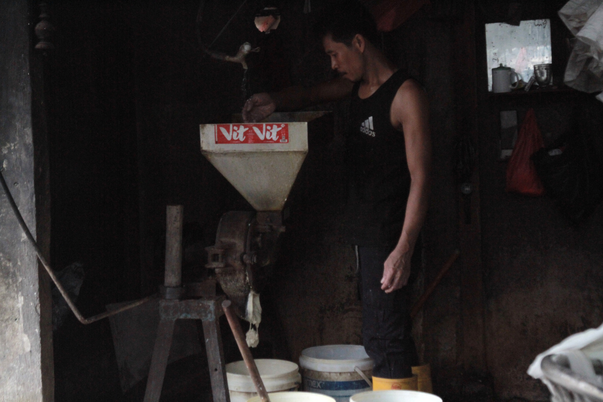 Para pekerja menyelesaikan pembuatan tahu di pabrik tahu Srengseng (Ashar/SinPo.id)