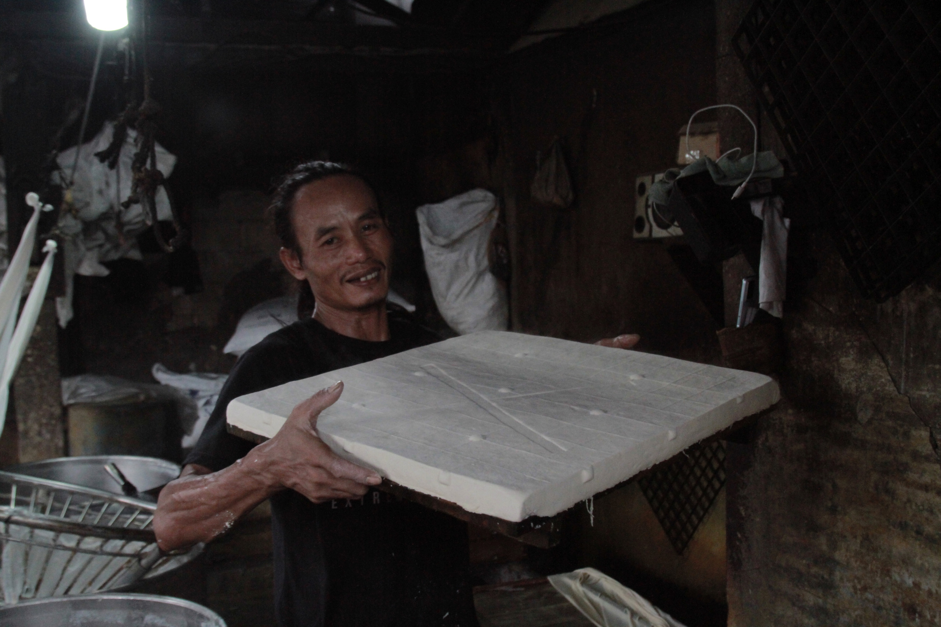 Para pekerja menyelesaikan pembuatan tahu di pabrik tahu Srengseng (Ashar/SinPo.id)