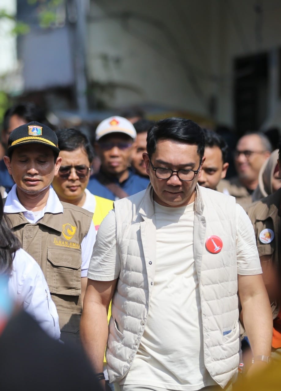 Cagub Jakarta nomor urut 01 Ridwan Kamil berkampanye blusukan dan sapa warga pancoran (Ashar/SinPo.id)