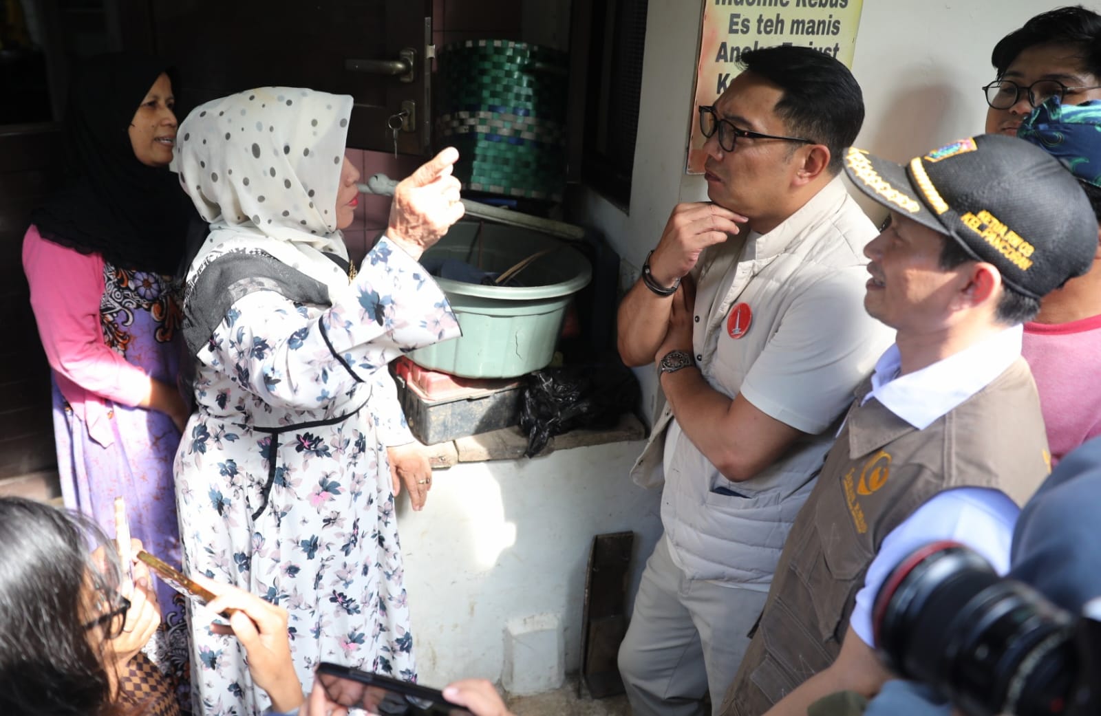 Cagub Jakarta nomor urut 01 Ridwan Kamil berkampanye blusukan dan sapa warga pancoran (Ashar/SinPo.id)