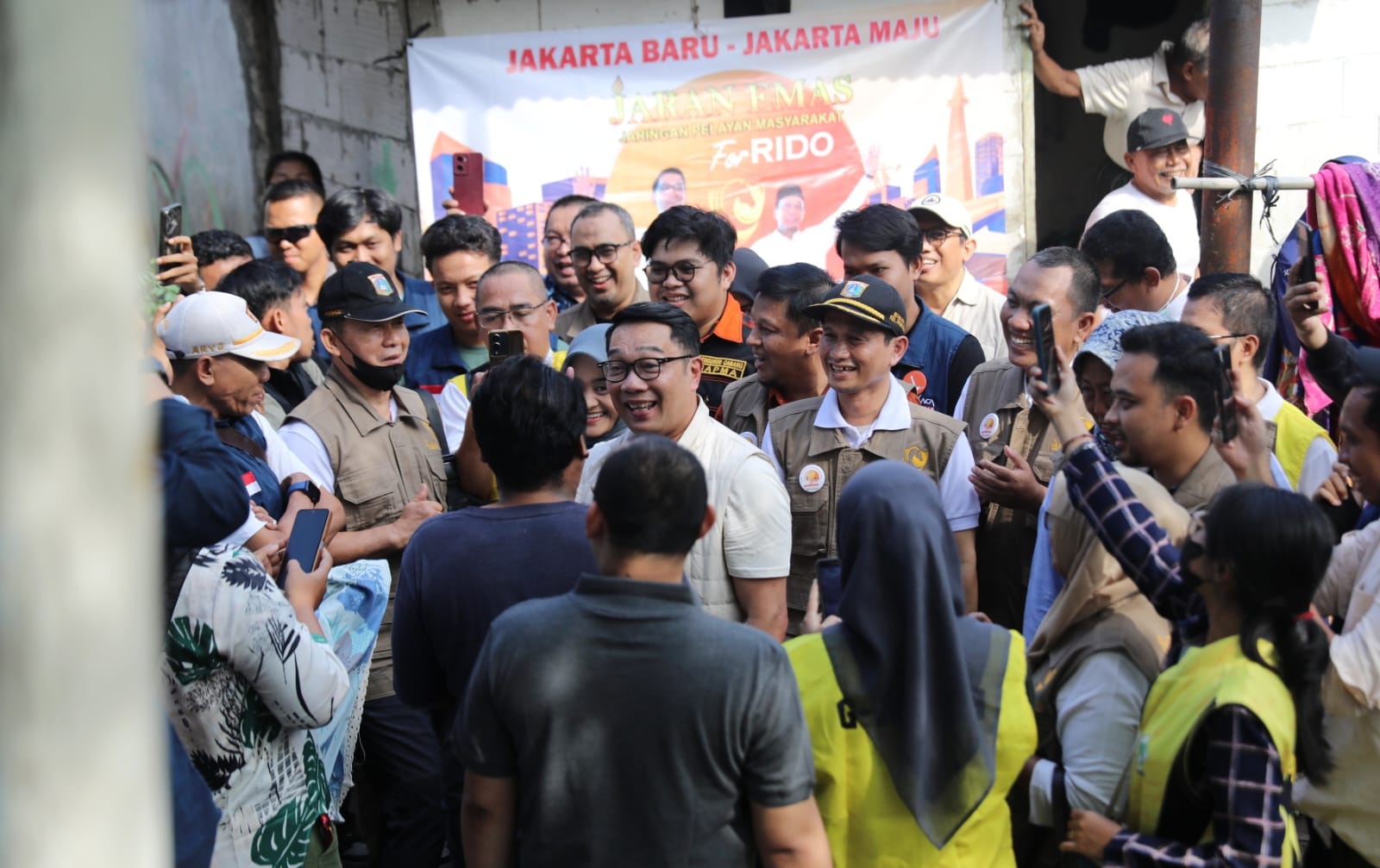 Cagub Jakarta nomor urut 01 Ridwan Kamil berkampanye blusukan dan sapa warga pancoran (Ashar/SinPo.id)