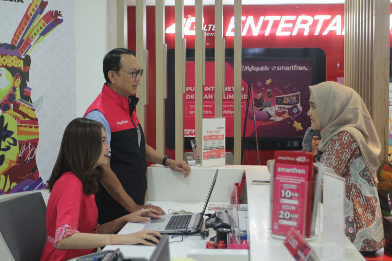 Smartfren HUT ke 16 memberikan pelayanan terbaik di Hari Pelanggan (Ashar/SinPo.id)