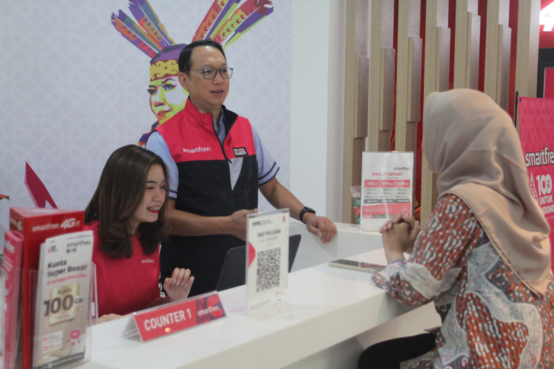 Smartfren HUT ke 16 memberikan pelayanan terbaik di Hari Pelanggan (Ashar/SinPo.id)