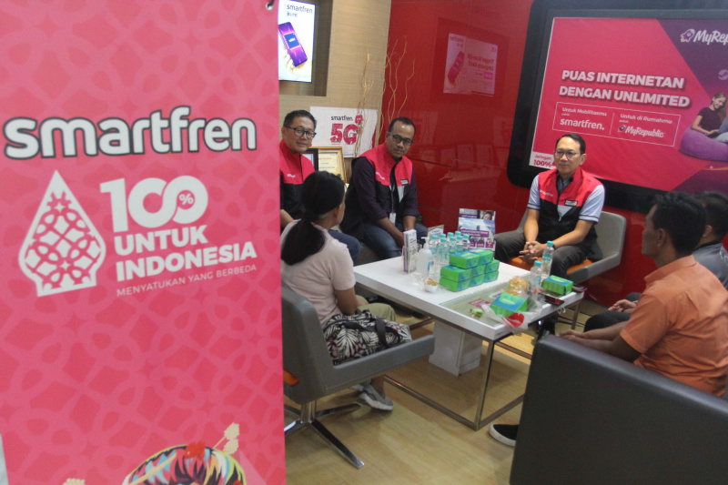 Smartfren HUT ke 16 memberikan pelayanan terbaik di Hari Pelanggan (Ashar/SinPo.id)