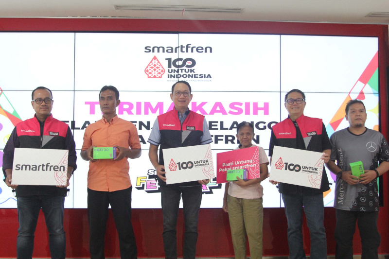 Smartfren HUT ke 16 memberikan pelayanan terbaik di Hari Pelanggan (Ashar/SinPo.id)