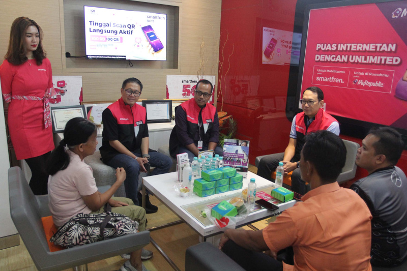 Smartfren HUT ke 16 memberikan pelayanan terbaik di Hari Pelanggan (Ashar/SinPo.id)