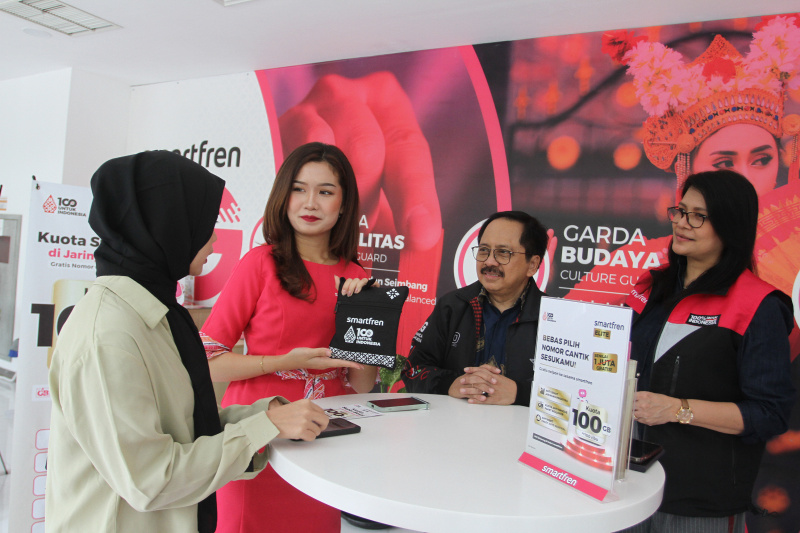 Smartfren membagikan hadiah di hari pelanggan di galeri Smartfren (Ashar/SinPo.id)