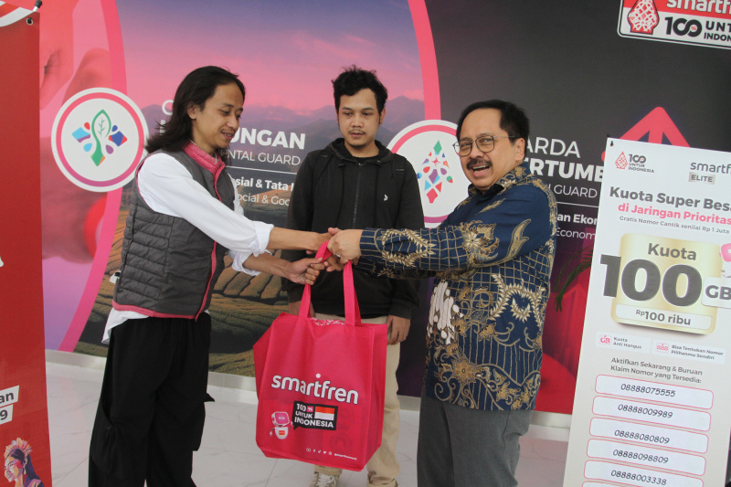 Smartfren membagikan hadiah di hari pelanggan di galeri Smartfren (Ashar/SinPo.id)