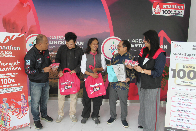 Smartfren membagikan hadiah di hari pelanggan di galeri Smartfren (Ashar/SinPo.id)