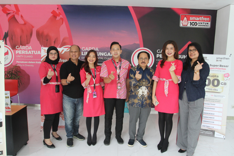 Smartfren membagikan hadiah di hari pelanggan di galeri Smartfren (Ashar/SinPo.id)