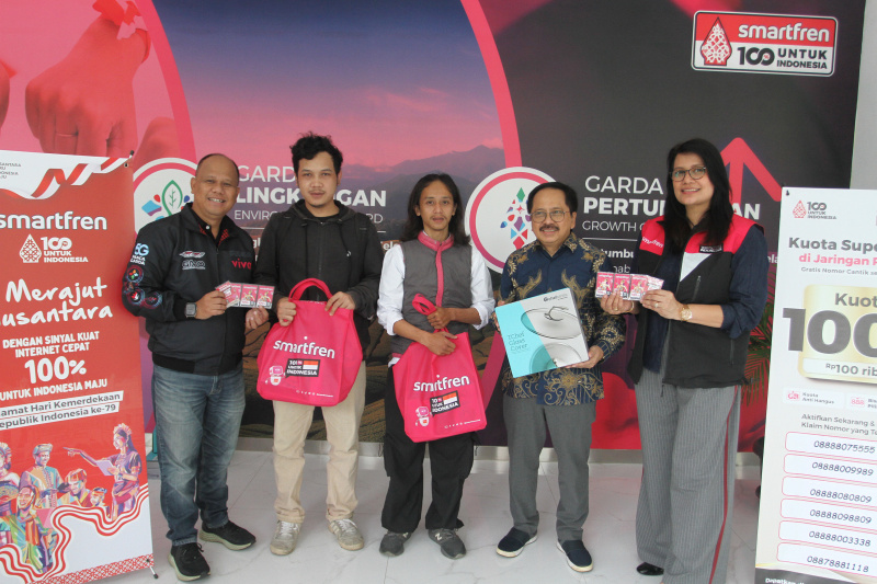 Smartfren membagikan hadiah di hari pelanggan di galeri Smartfren (Ashar/SinPo.id)