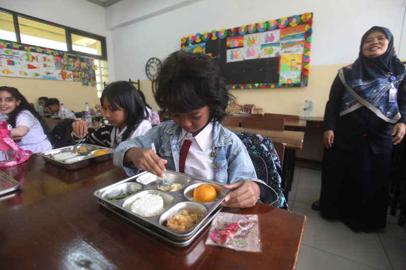 Hari pertama program Pemerintahan Prabowo-Gibran Makan Bergizi Gratis di sekolah SD Barunawati (Ashar/SinPo.id)