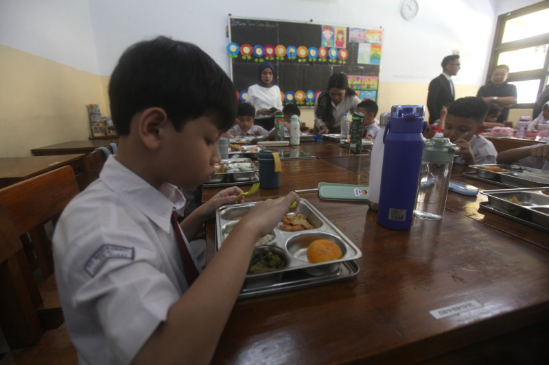 Hari pertama program Pemerintahan Prabowo-Gibran Makan Bergizi Gratis di sekolah SD Barunawati (Ashar/SinPo.id)