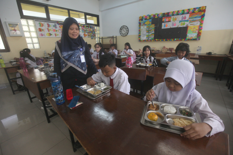 Hari pertama program Pemerintahan Prabowo-Gibran Makan Bergizi Gratis di sekolah SD Barunawati (Ashar/SinPo.id)