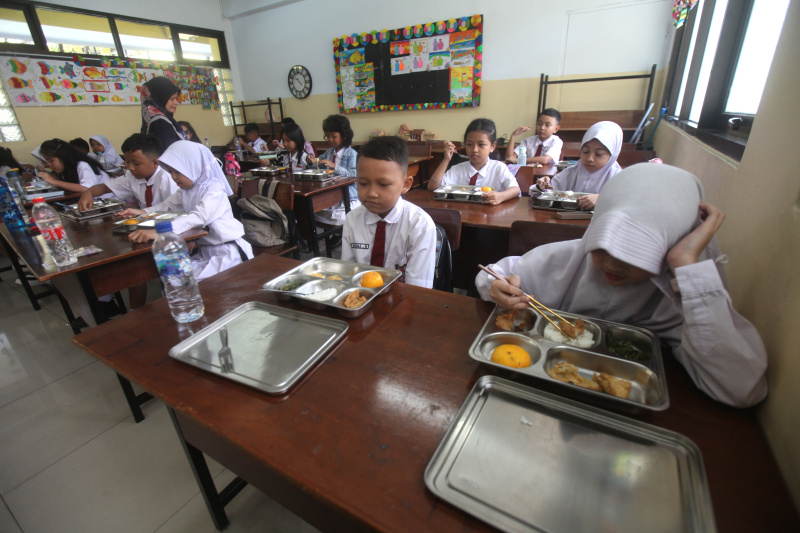 Hari pertama program Pemerintahan Prabowo-Gibran Makan Bergizi Gratis di sekolah SD Barunawati (Ashar/SinPo.id)