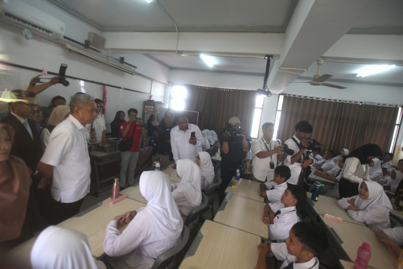 Hari pertama program Pemerintahan Prabowo-Gibran Makan Bergizi Gratis di sekolah SD Barunawati (Ashar/SinPo.id)