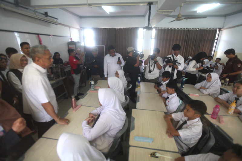 Hari pertama program Pemerintahan Prabowo-Gibran Makan Bergizi Gratis di sekolah SD Barunawati (Ashar/SinPo.id)