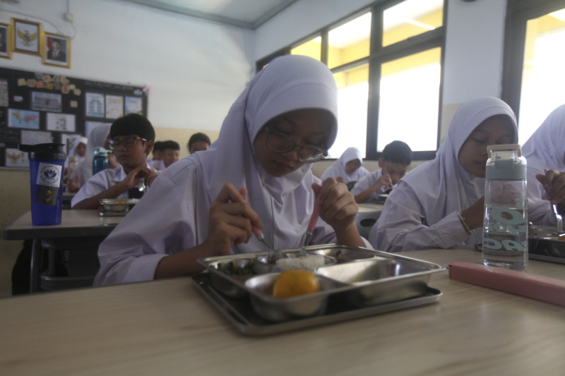 Hari pertama program Pemerintahan Prabowo-Gibran Makan Bergizi Gratis di sekolah SD Barunawati (Ashar/SinPo.id)