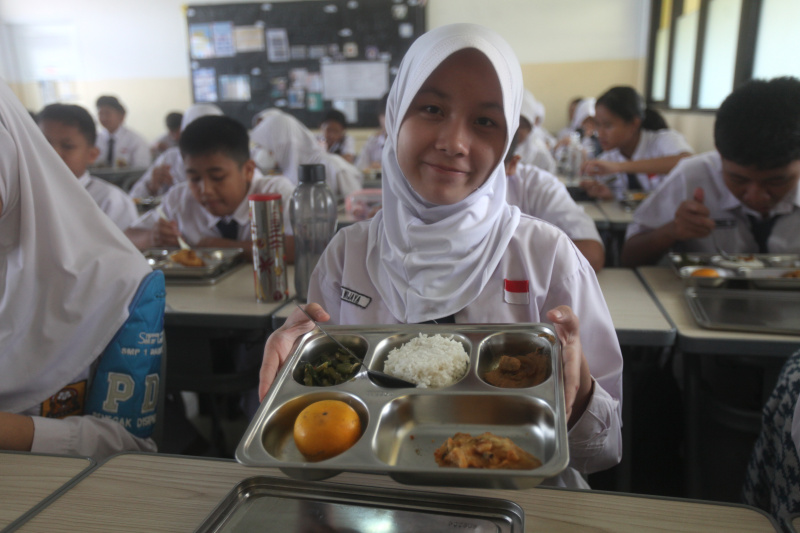 Hari pertama program Pemerintahan Prabowo-Gibran Makan Bergizi Gratis di sekolah SD Barunawati (Ashar/SinPo.id)