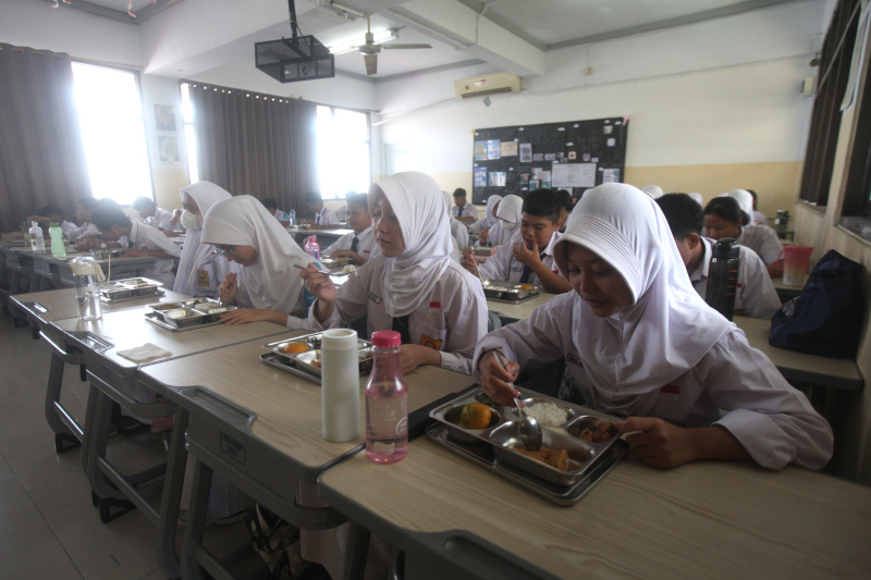 Hari pertama program Pemerintahan Prabowo-Gibran Makan Bergizi Gratis di sekolah SD Barunawati (Ashar/SinPo.id)