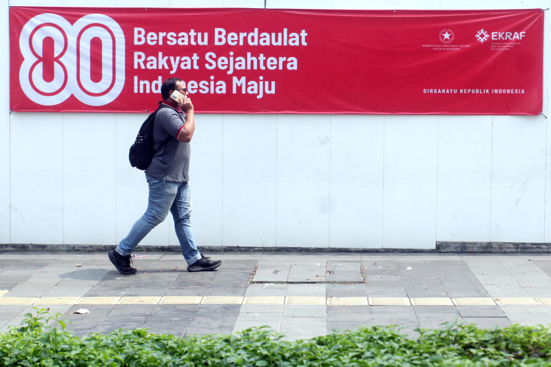 Sambut HUT ke-80 RI pernak-pernik poster HUT RI hiasi perkantoran dan jalan Sudirman (Ashar/SinPo.id)